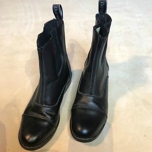 Front zip black boots